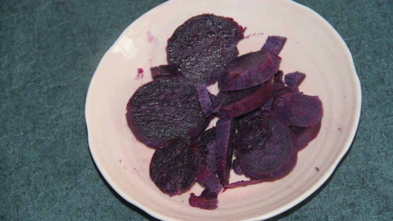 紫薯泥沙拉,熟了，去掉皮
