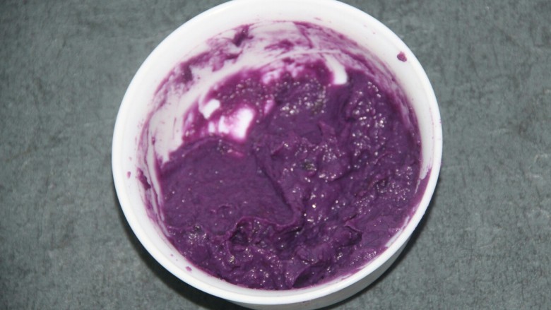 紫薯泥沙拉,用刮刀搅匀