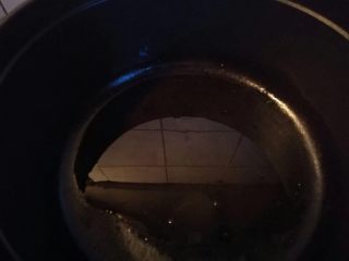 糖醋菜+酸甜泰式煎鸡翅,用冰箱里取出鸡肉，室温放十分钟后点火坐锅，铸铁锅烧热后倒入橄榄油，转小火。