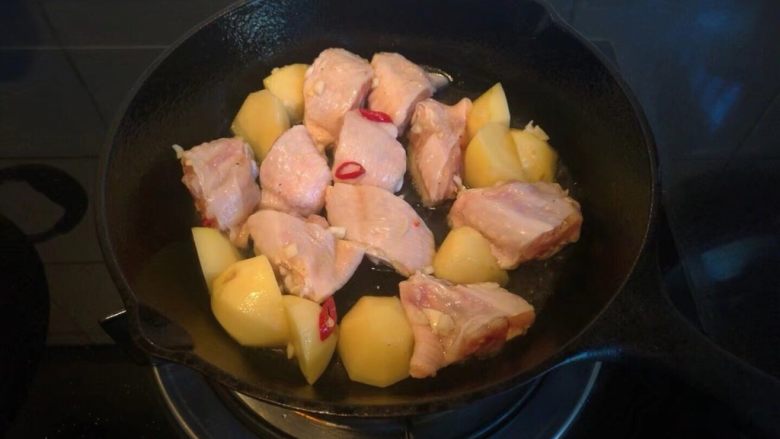 糖醋菜+酸甜泰式煎鸡翅,鸡翅和土豆块沥一下水，倒入锅中，尽量铺平。