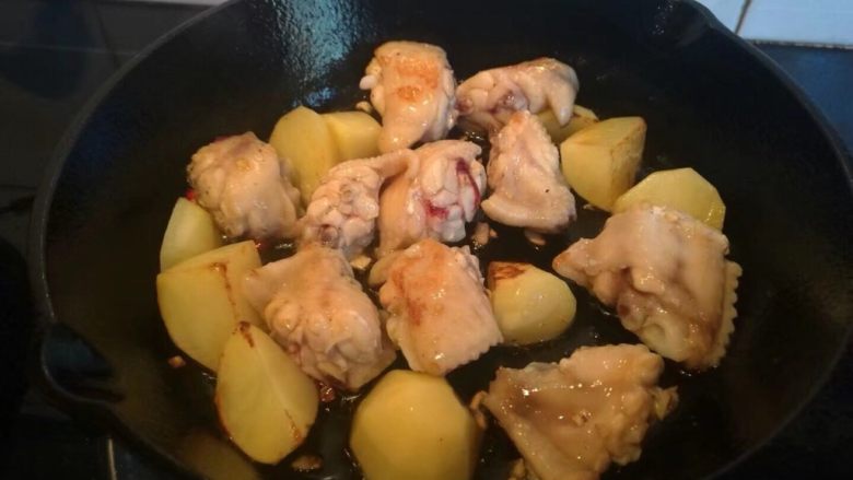 糖醋菜+酸甜泰式煎鸡翅,一面煎至略焦后逐个翻面。