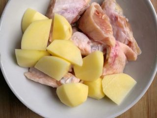 糖醋菜+酸甜泰式煎鸡翅,土豆去皮切成与鸡翅块差不多大小的滚刀块。