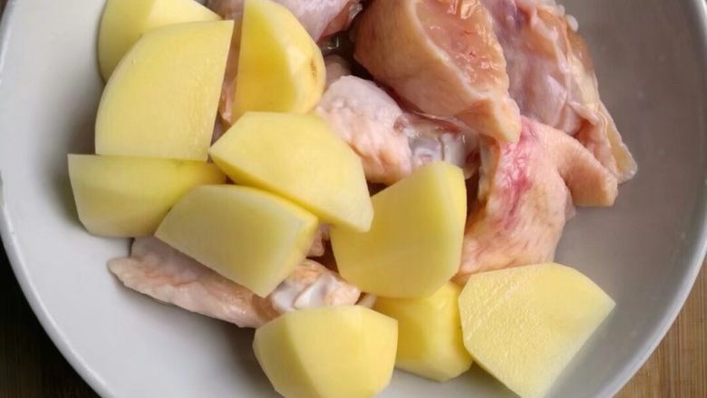 糖醋菜+酸甜泰式煎鸡翅,土豆去皮切成与鸡翅块差不多大小的滚刀块。