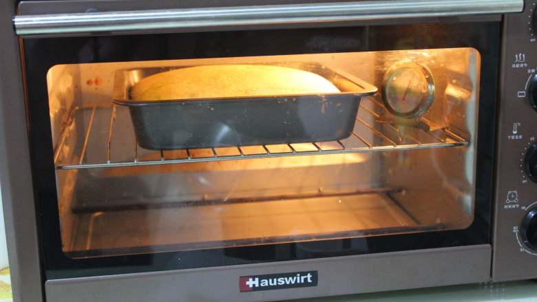 抹茶双色蛋糕卷,放进预热好的烤箱中层，160度，18-20分钟。蛋糕体涨到最高的状态。