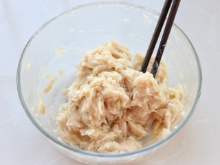 糖醋菜+酸甜鸡肉丸,用筷子顺时针一个方向搅打至肉糜上劲