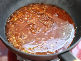 糖醋菜+酸甜鸡肉丸,倒入调好的酱汁煮至粘稠状态