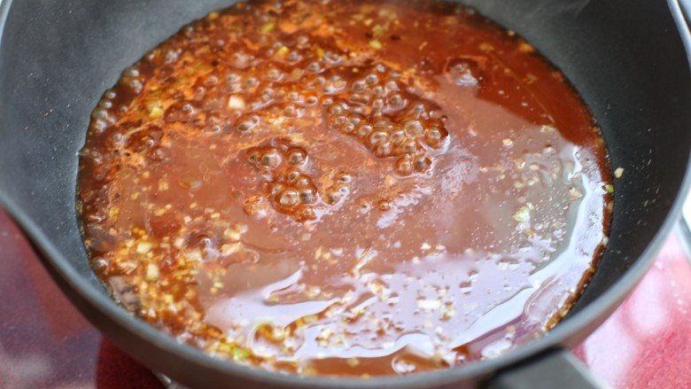 糖醋菜+酸甜鸡肉丸,倒入调好的酱汁煮至粘稠状态