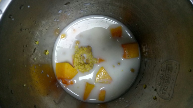 南瓜奶糊,将南瓜、小米、黄豆、纯奶都放入豆浆机里。
