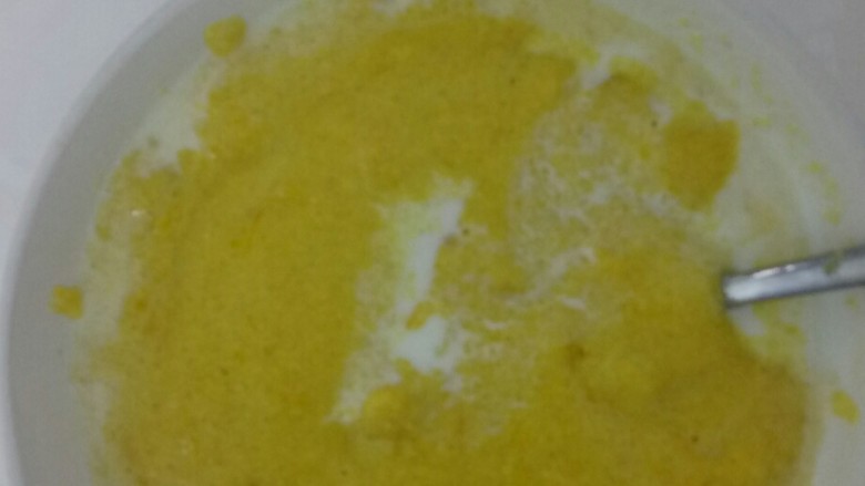 南瓜奶糊,待豆浆机发出滴滴滴的声音时，倒入碗中。