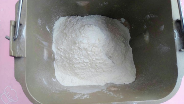 一次性发酵刀切奶香馒头,将面粉放入面包桶中