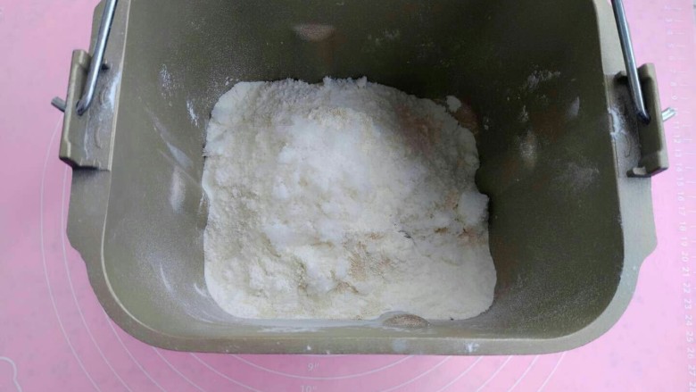 一次性发酵刀切奶香馒头,放入牛奶、白糖和酵母粉