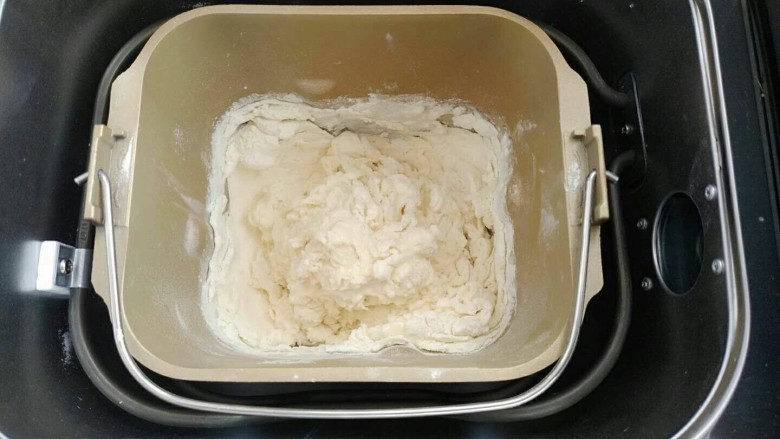 一次性发酵刀切奶香馒头,面包机开始和面