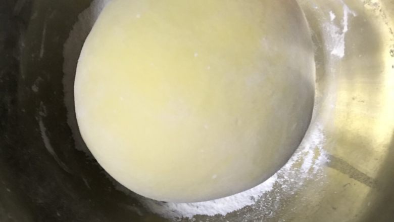 三彩豆沙包～附豆沙馅制作,分别放入面盆中第一次发酵。视温度和面团状态而定时间。室温一般夏季一个小时，冬季2-3小时。如有发酵烤箱一般40分钟就可以了。发酵到面团2倍大。