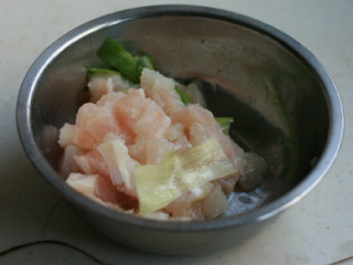 酸辣龙利鱼,用葱、姜、盐、料酒腌渍入味