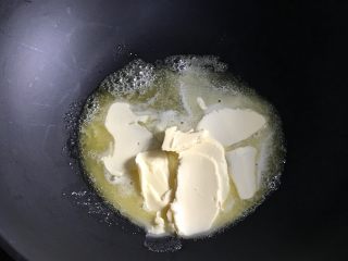 紫薯牛轧糖,黄油放不粘锅里融化。