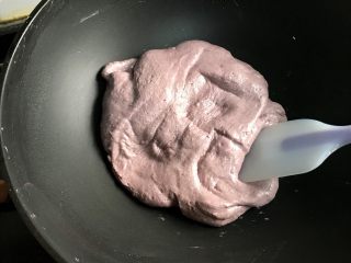 紫薯牛轧糖,翻拌均匀，中途可以关火，如果感觉温度不够了可以再把小火打开。