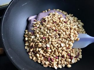 紫薯牛轧糖,加入花生米，我的花生米是很小粒的那种，所以就没有切碎，如果你的是很大粒的那种，就切一下哈！