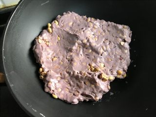 紫薯牛轧糖,翻拌均匀。