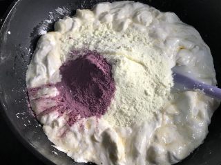 紫薯牛轧糖,加入奶粉和紫薯粉。