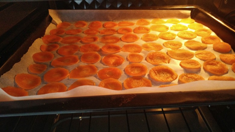 烤胡萝卜片,烤箱提前120°上下预热