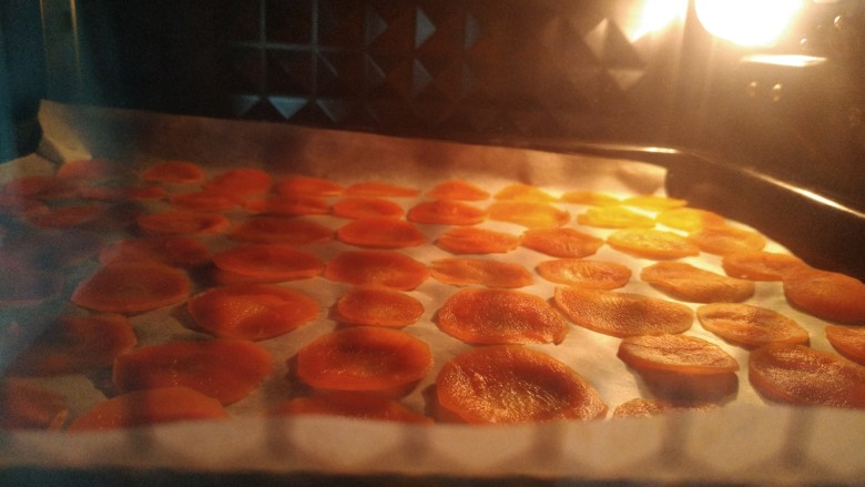 烤胡萝卜片,放入烤箱中层120°上下火烤40分钟