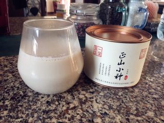 自制奶茶/升级版：锅茶,奶茶制作完毕。自行加糖或者盐就可以饮用啦！内蒙古的奶茶是咸口的。哈哈哈