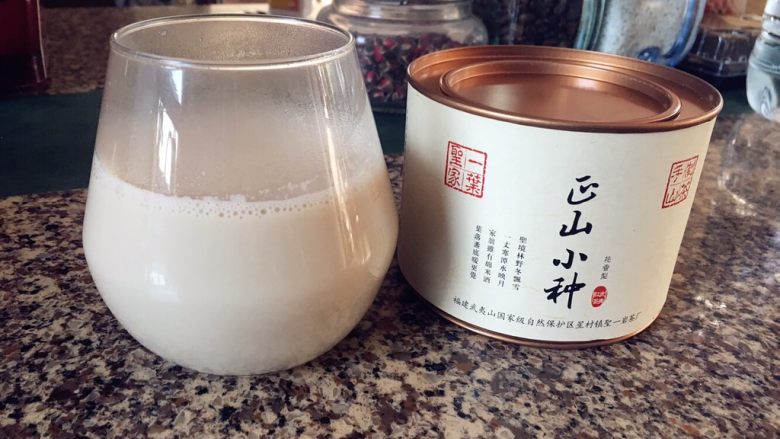 自制奶茶/升级版：锅茶,奶茶制作完毕。自行加糖或者盐就可以饮用啦！内蒙古的奶茶是咸口的。哈哈哈