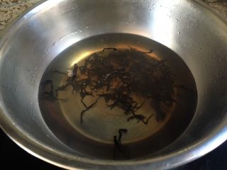 自制奶茶/升级版：锅茶,冷水入锅，沸腾后加入红茶