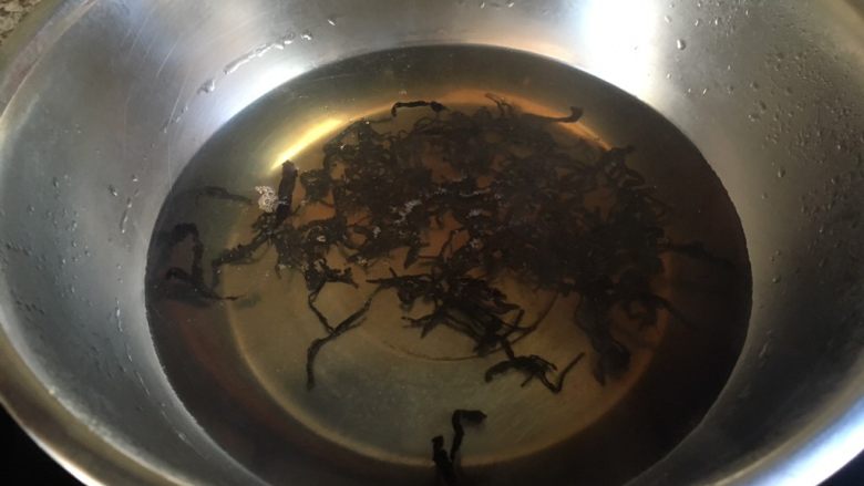 自制奶茶/升级版：锅茶,冷水入锅，沸腾后加入红茶