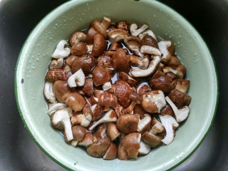 孜然香菇,香菇泡水10分钟，去沙和杂质。