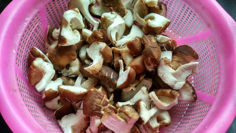 孜然香菇,将香菇洗净并挤干水分。