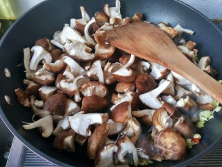 孜然香菇,将香菇倒入锅中，大火翻炒。