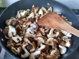 孜然香菇,放适量的盐。