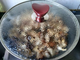 孜然香菇,盖上锅盖，中火焖五分钟。