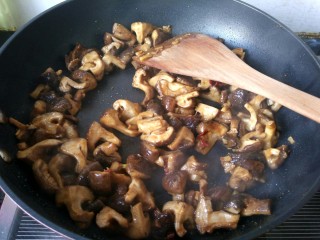 孜然香菇,每一片香菇均匀的裹上孜然粉，放鸡精，这时香菇已经收汁，可以起锅入盘了。