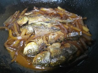 小鲫鱼烧萝卜,等汤汁焖干，鲫鱼和萝卜入味即可出锅