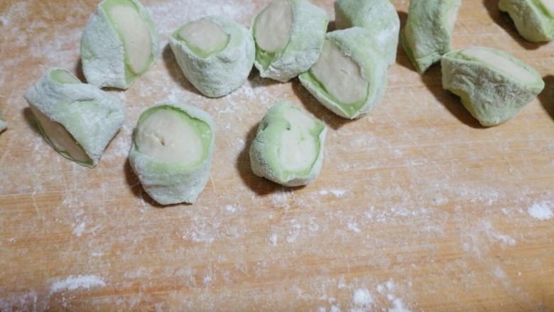 翡翠白菜馅饺子,这样的剂子，白面在里面，绿的在外面，让后按匀，擀皮，开包