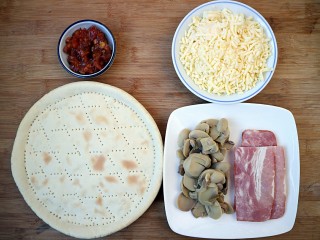 培根口蘑芝香披萨,准备食材。