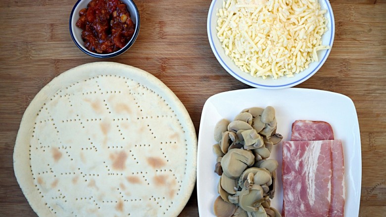 培根口蘑芝香披萨,准备食材。