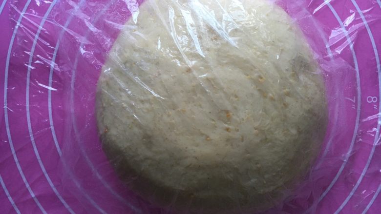 红枣黄豆粉吐司,滚圆盖保鲜膜发酵