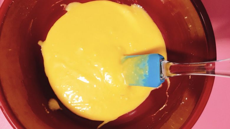栗子蛋糕,使用刮刀拌匀，至无干粉状态，蛋黄糊就完成了。注意不要用蛋抽搅拌圈圈会起筋的好吗…