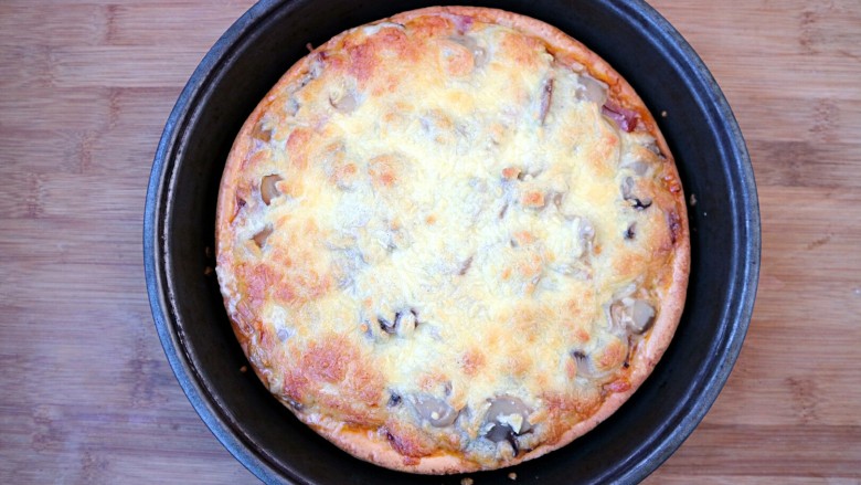 培根口蘑芝香披萨,表面微微焦黄，即可取出。