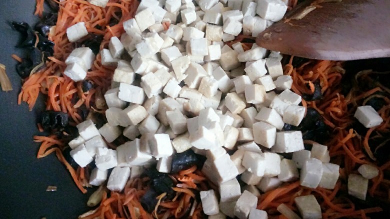 陕西臊子面,菜基本上熟了以后放豆腐，翻炒均匀后盛出备用