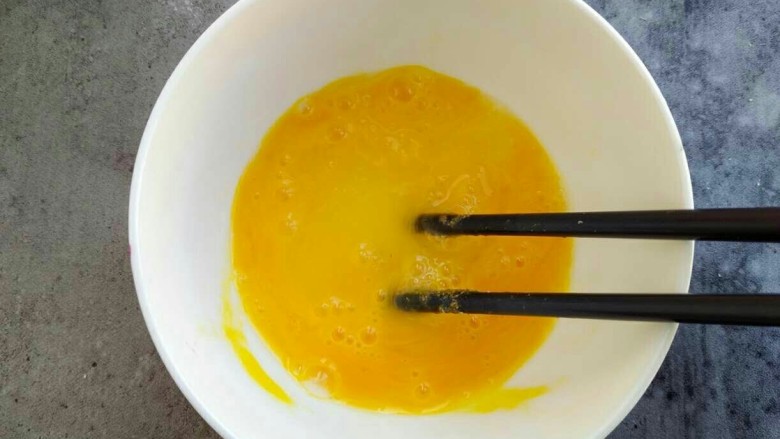 椒盐香炒馒头丁,用筷子搅拌均匀