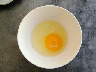 椒盐香炒馒头丁,打入一个鸡蛋