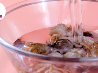 电饭煲章鱼大丸子,章鱼200g洗净，放入沸水中焯熟，捞出切丁备用