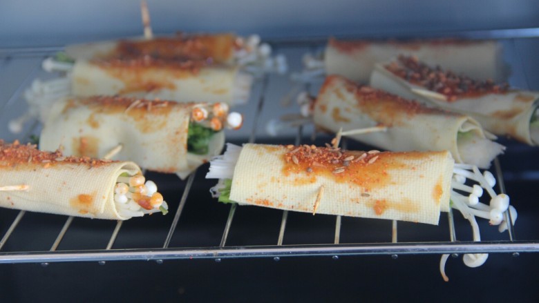 烤干豆腐卷,烤箱180度上下火，烤10分钟