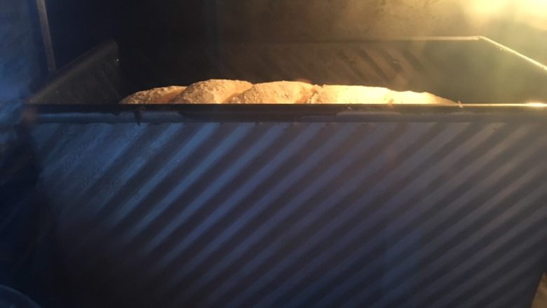 红枣黄豆粉吐司,烤箱预热200度，转180度烤约30分钟