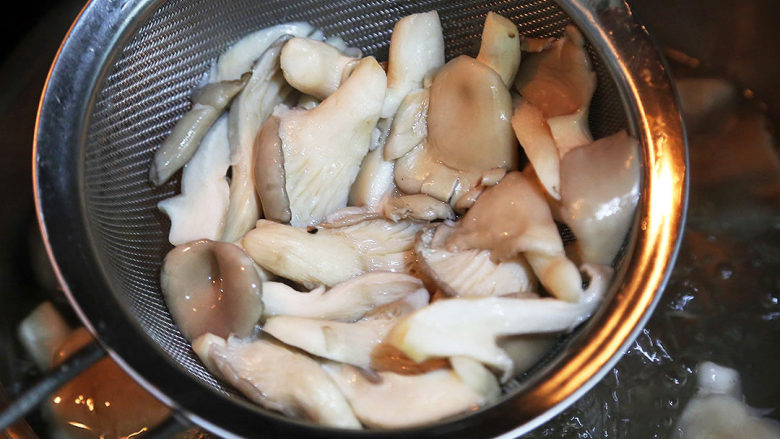 双菇炒肉片,捞起，隔去水分，备用