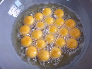 香甜红薯丸子,炸至红薯丸子浮起来了，颜色呈金黄色时，开大火，把油份逼出来。（注意掌握好，千万不能炸糊了）